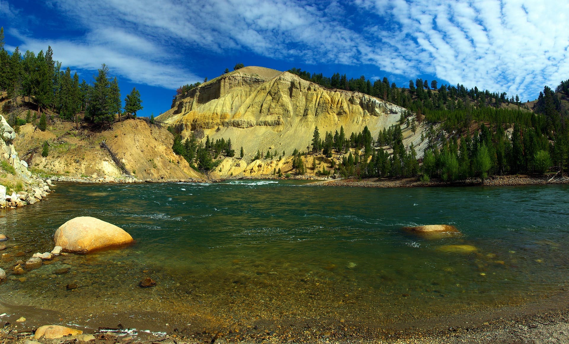 Yellowstone River in Yellowstone Nation Park