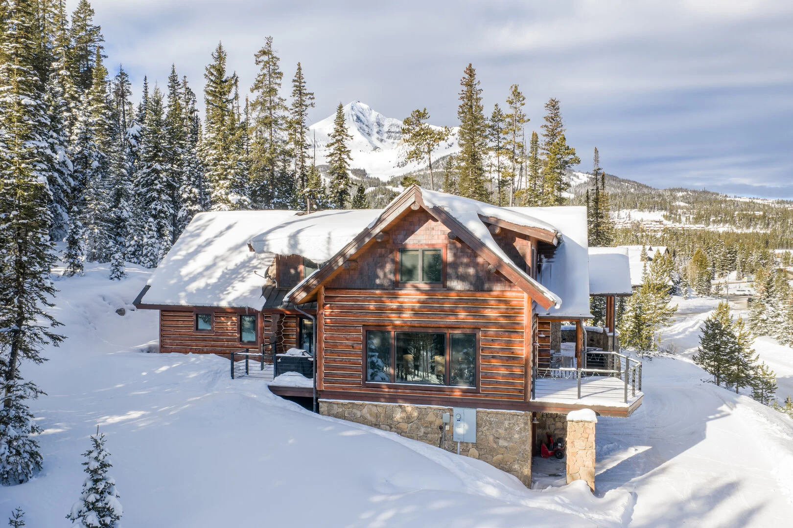 Front of Nini's Lodge